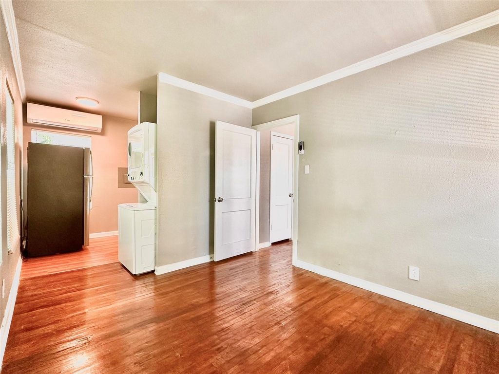 204 E 30th St - Photo 2