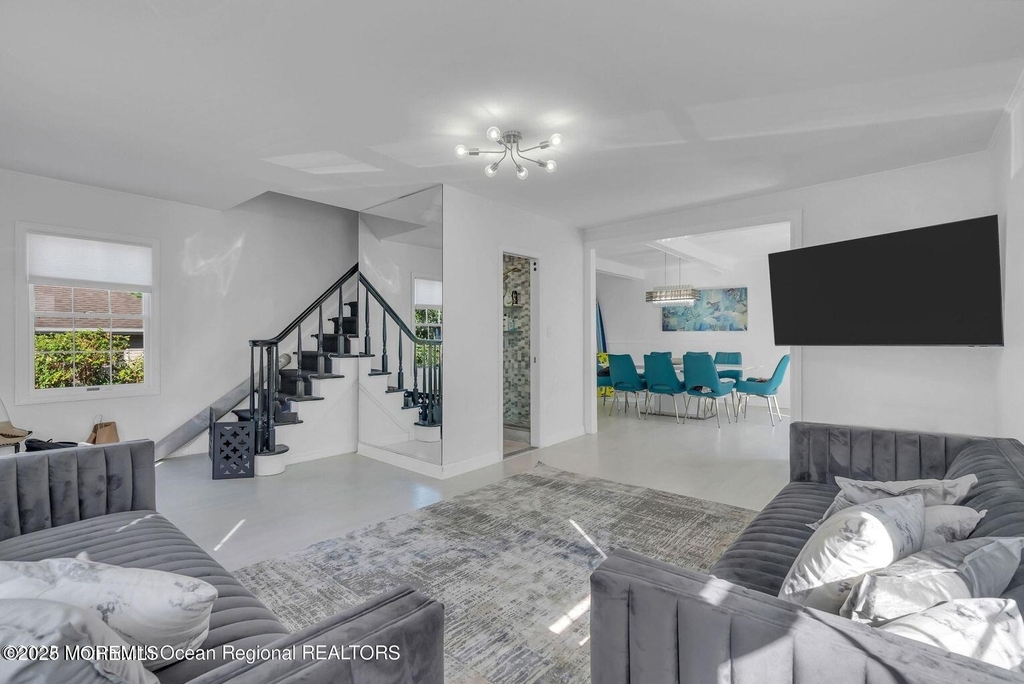 373 W Park Avenue - Photo 2