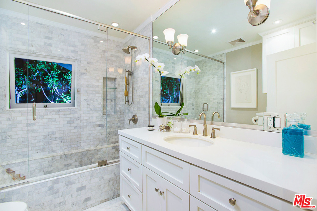 1338 N Genesee Avenue - Photo 23