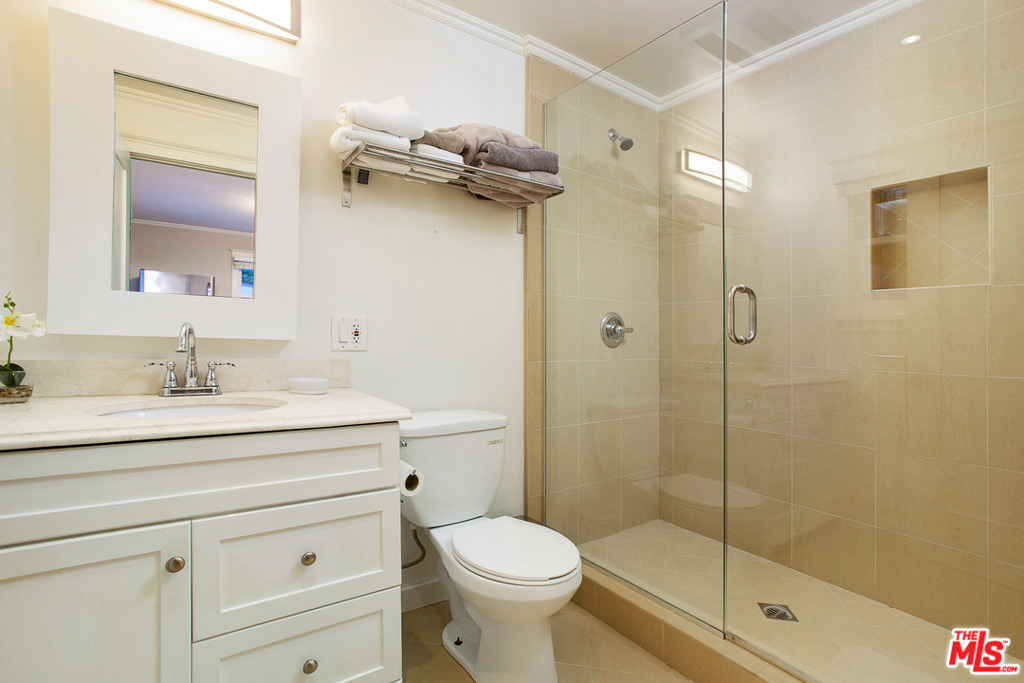 1338 N Genesee Avenue - Photo 32