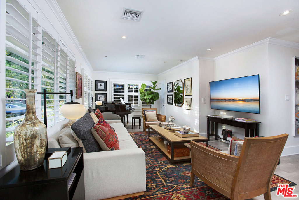 1338 N Genesee Avenue - Photo 8