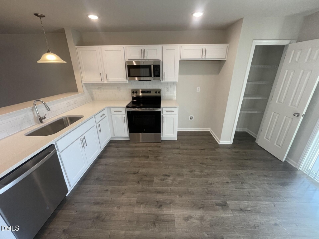 1005 Peony Lane - Photo 6