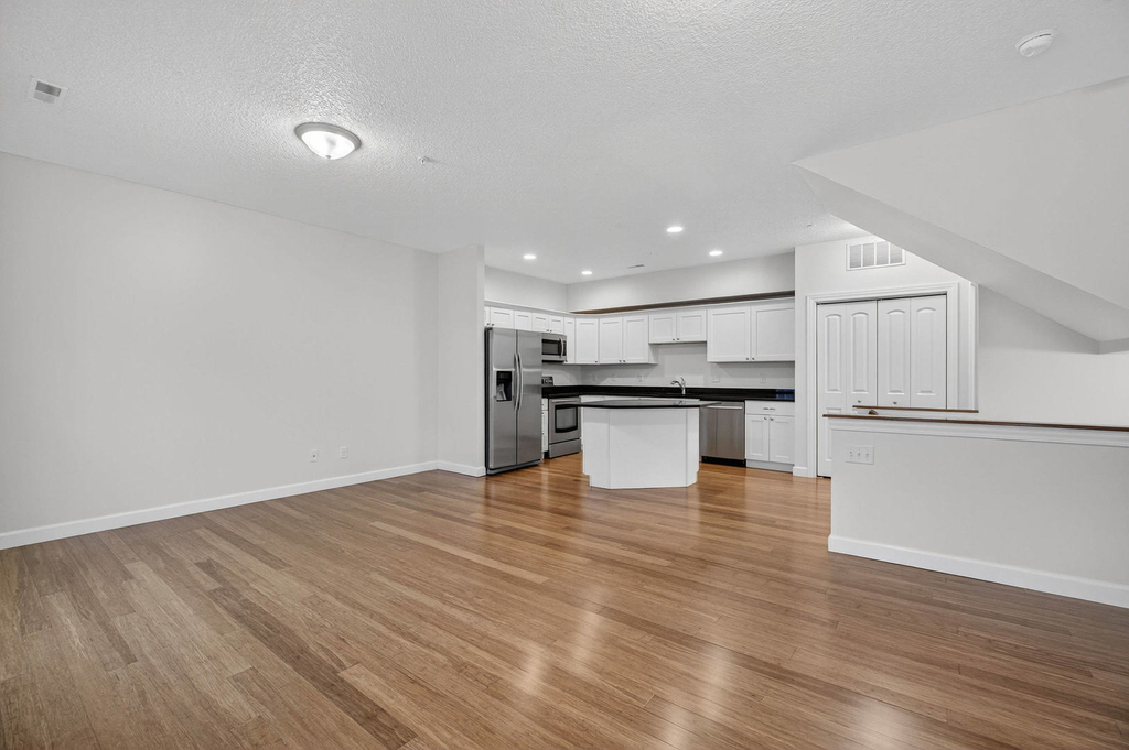 220 E 37th Street - Photo 9