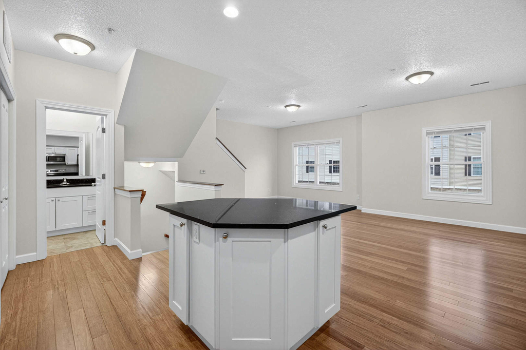 220 E 37th Street - Photo 5