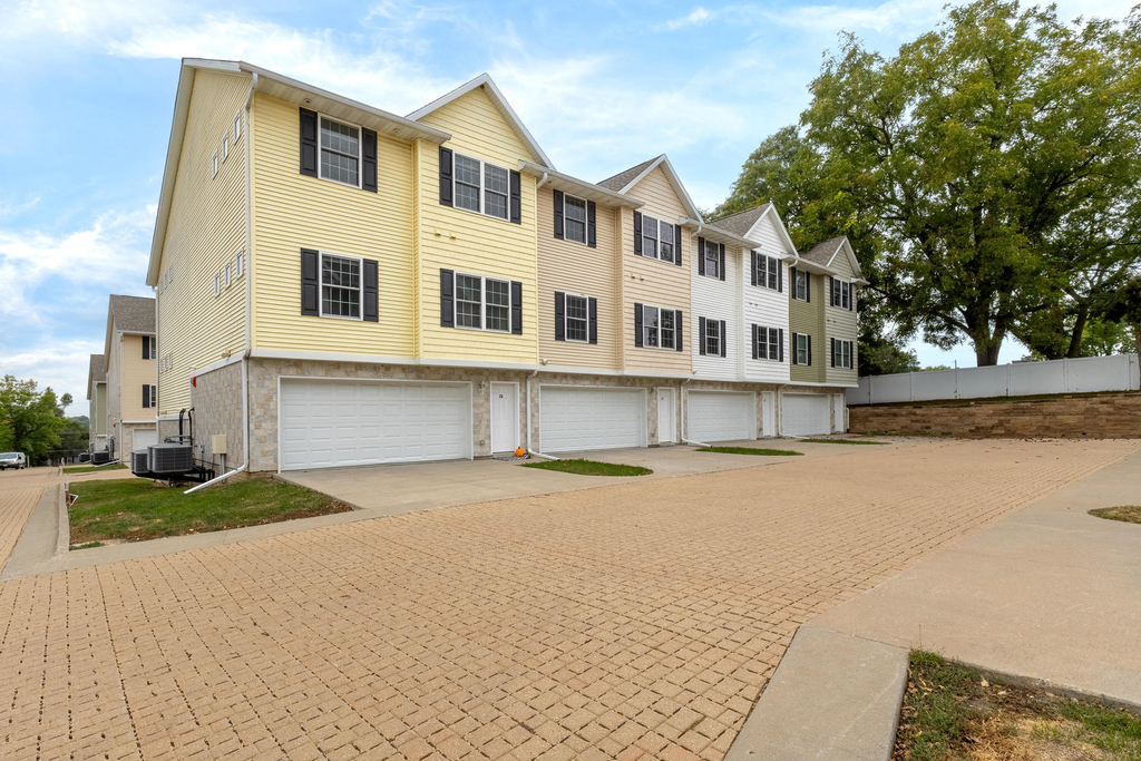 220 E 37th Street - Photo 2