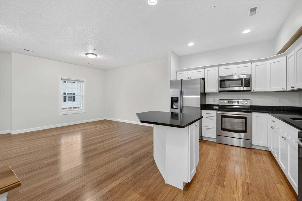 220 E 37th Street - Photo 3