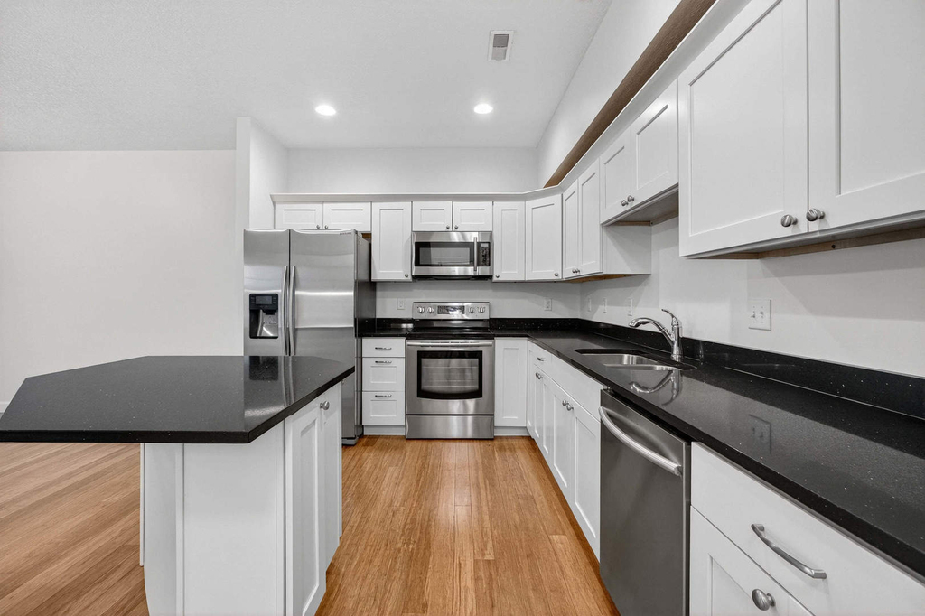 220 E 37th Street - Photo 4