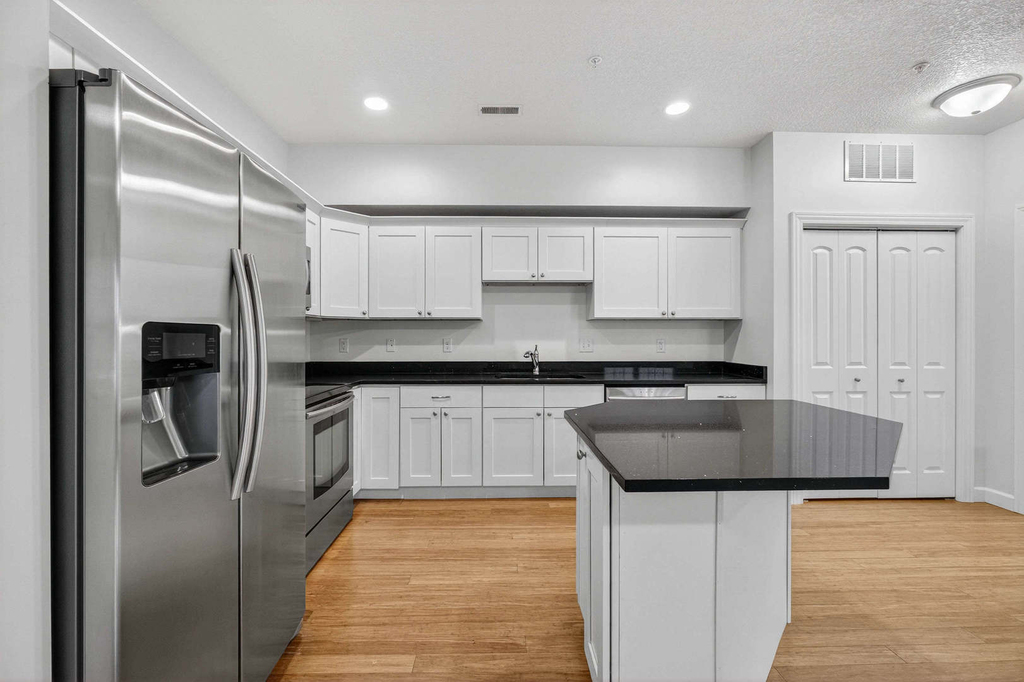 220 E 37th Street - Photo 6