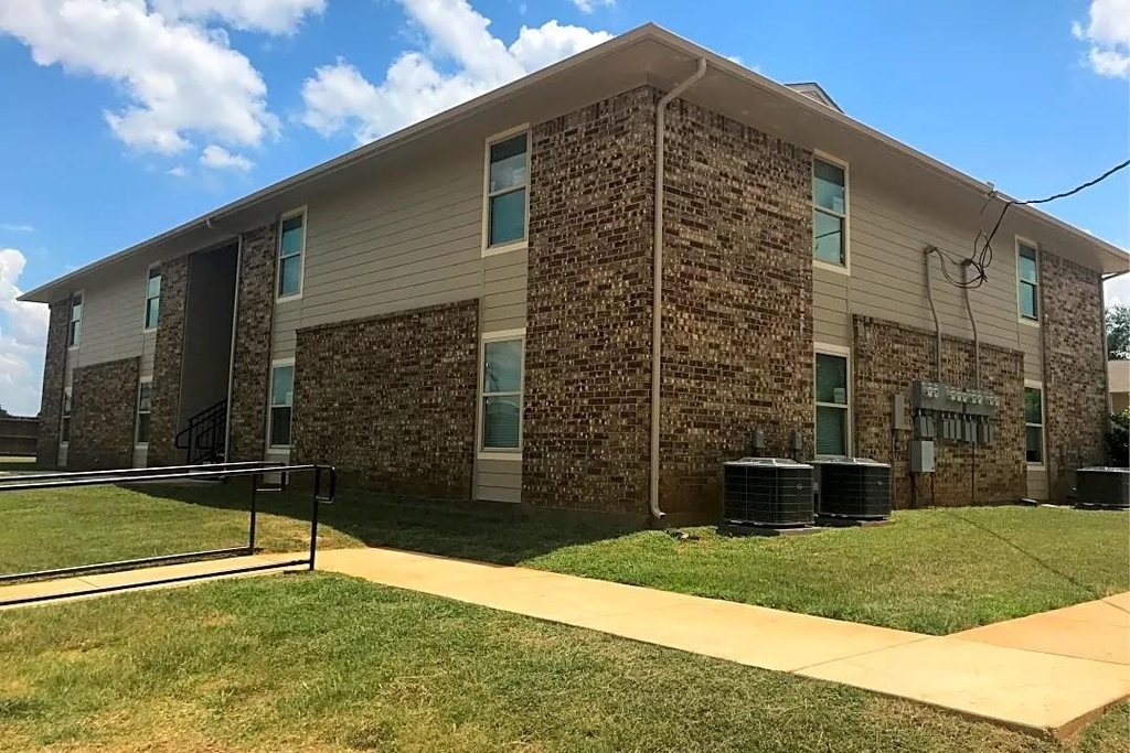502 W Main - Photo 1