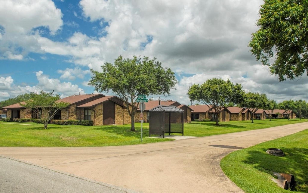 1749 E Henderson Rd - Photo 2