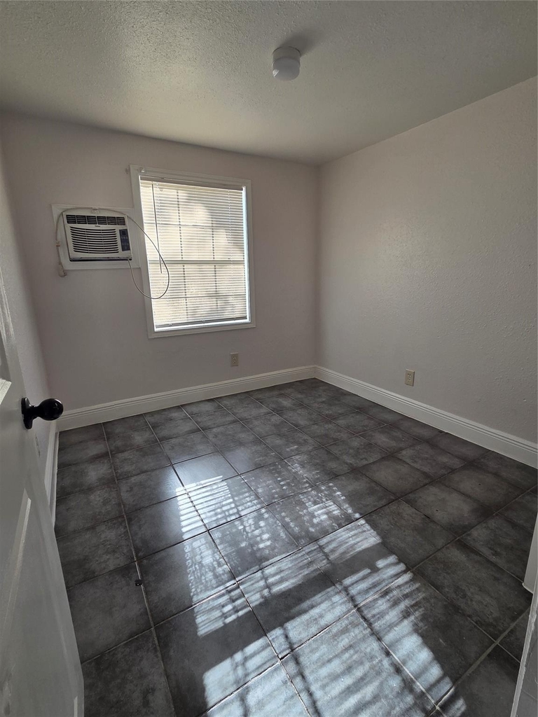 302 71 Street - Photo 7