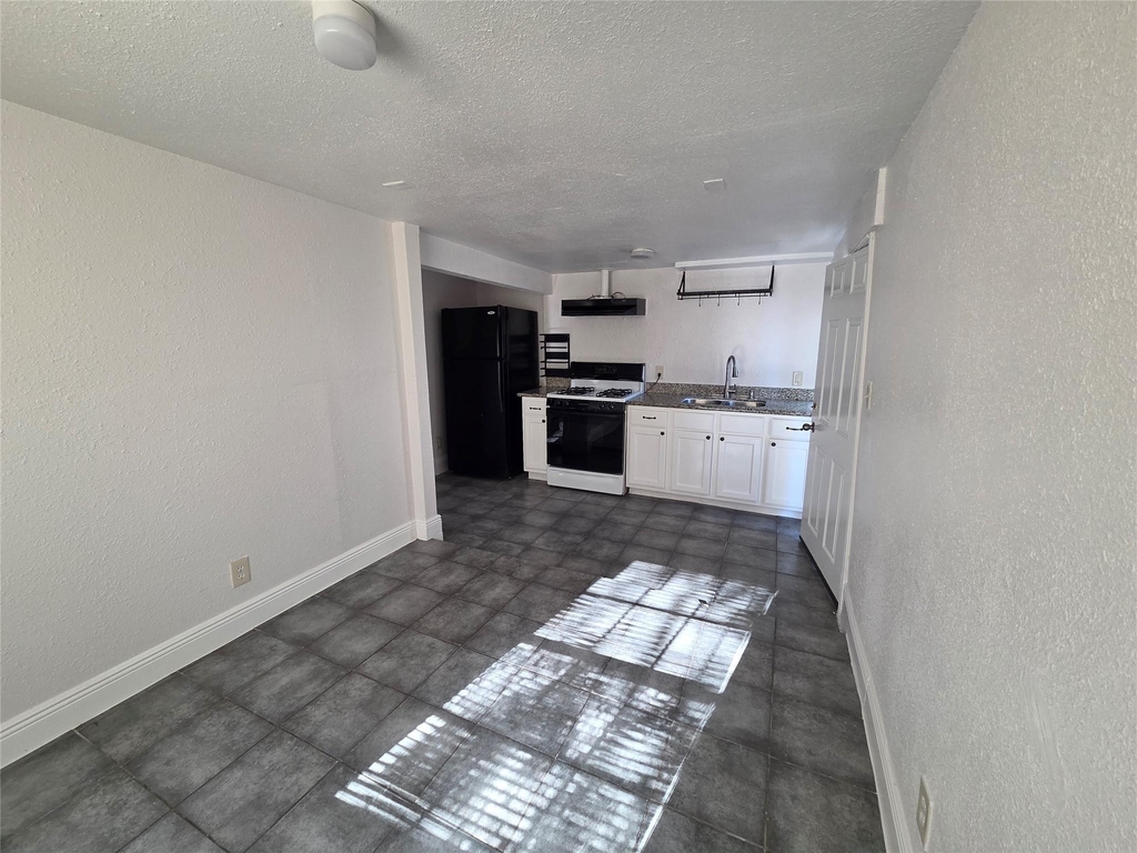 302 71 Street - Photo 2