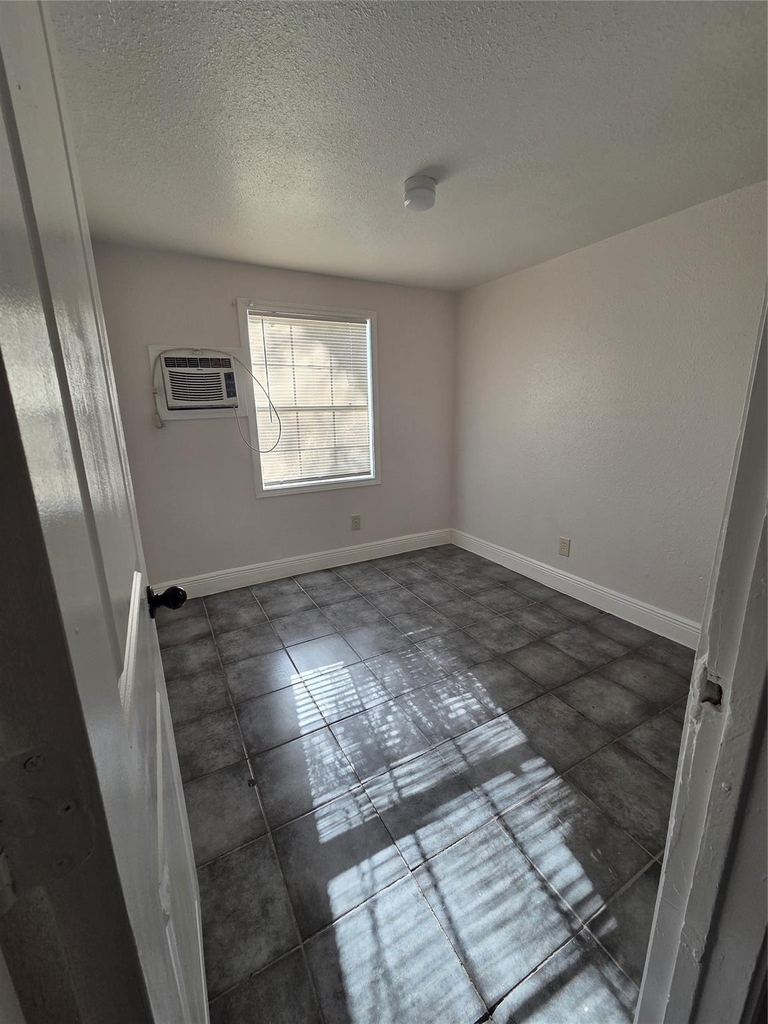 302 71 Street - Photo 3