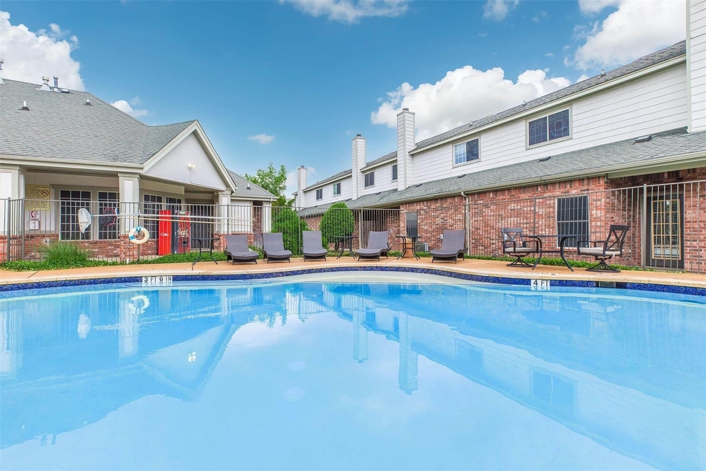 400 E Cypress Creek Rd - Photo 1