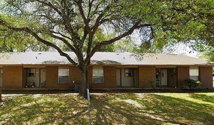 606 E Kennedy Ave - Photo 1
