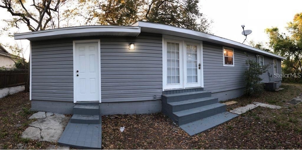 355 Weathersfield Avenue - Photo 0