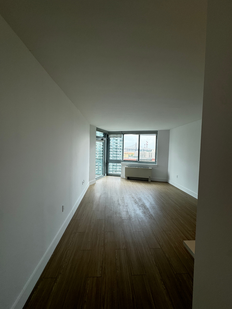 Center Boulevard - Photo 0