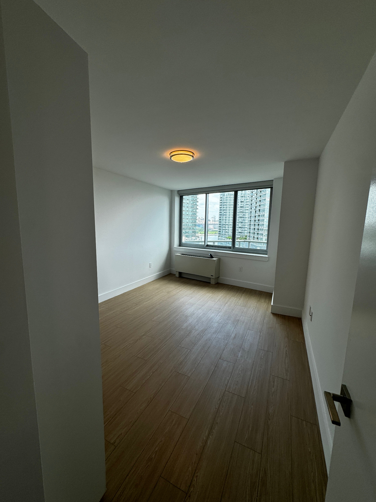Center Boulevard - Photo 2
