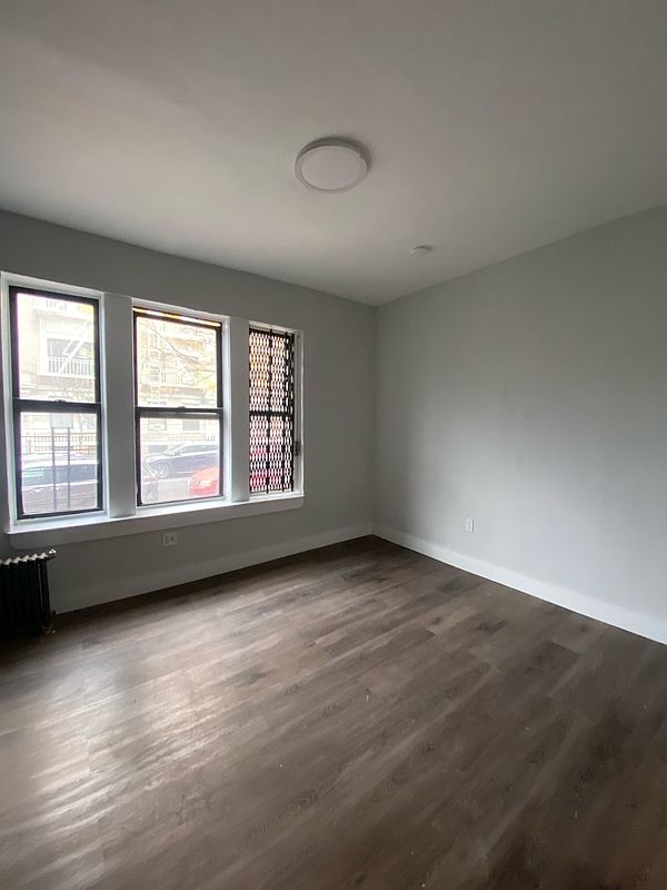 1047 Hoe Avenue - Photo 3