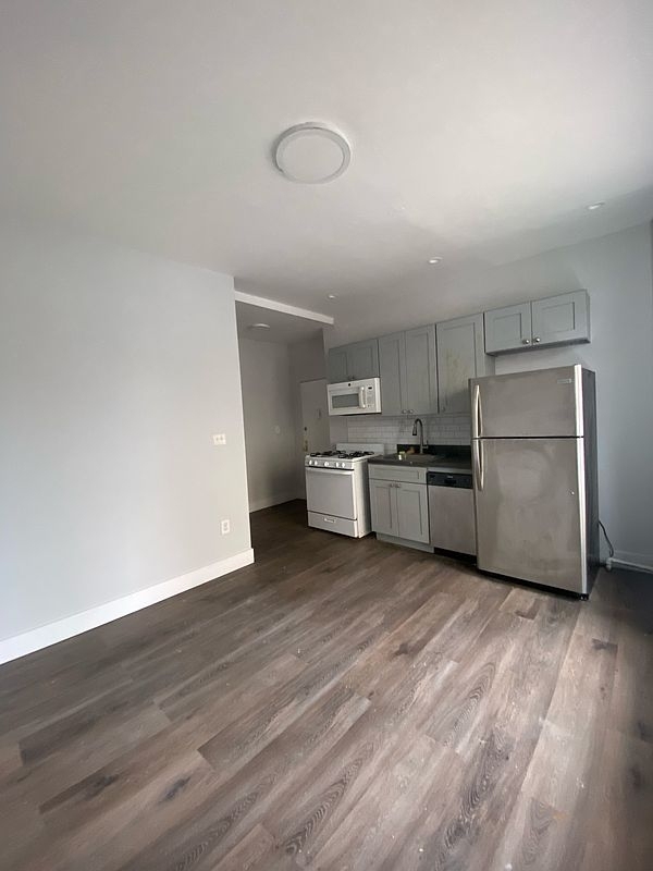 1047 Hoe Avenue - Photo 1