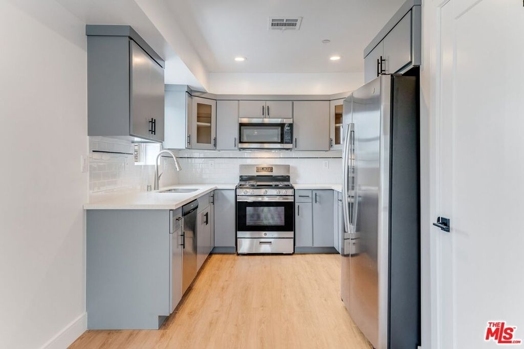 1802 1/2 S Highland Avenue - Photo 3