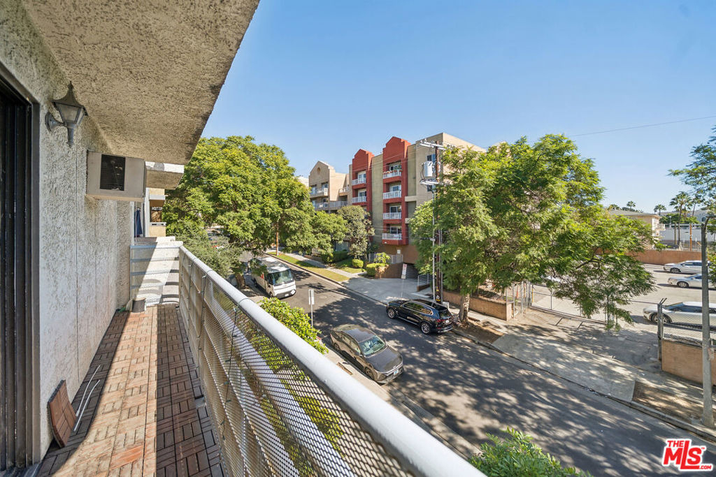 1519 N Martel Avenue - Photo 3