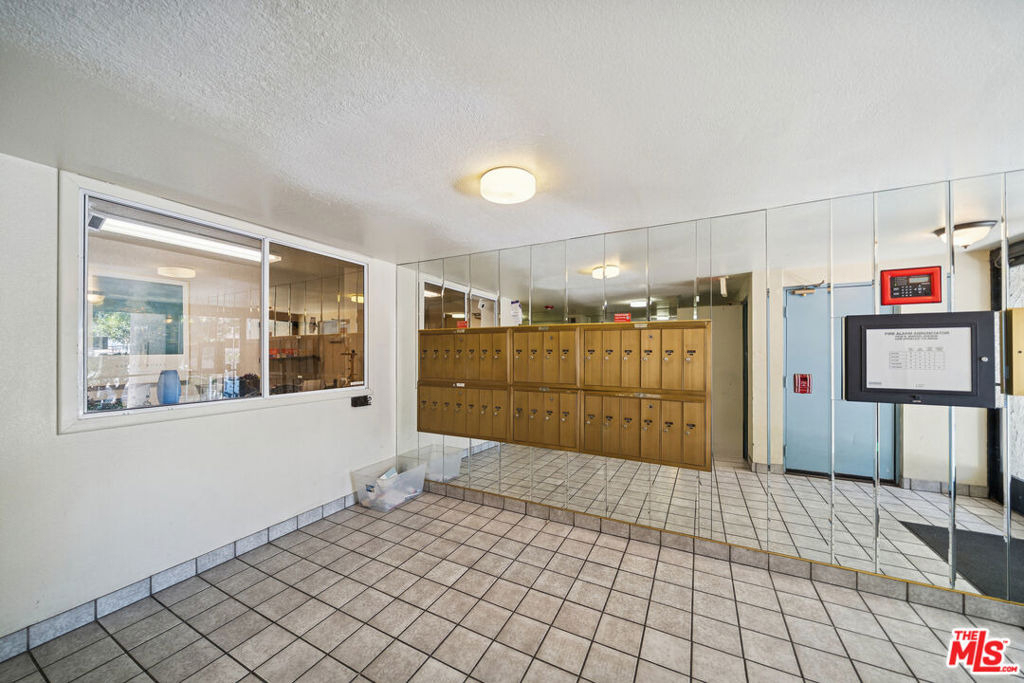 1519 N Martel Avenue - Photo 6