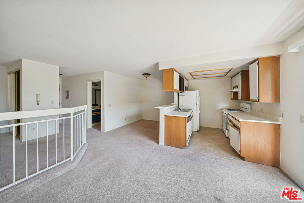 1519 N Martel Avenue - Photo 0