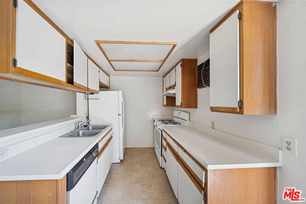 1519 N Martel Avenue - Photo 1