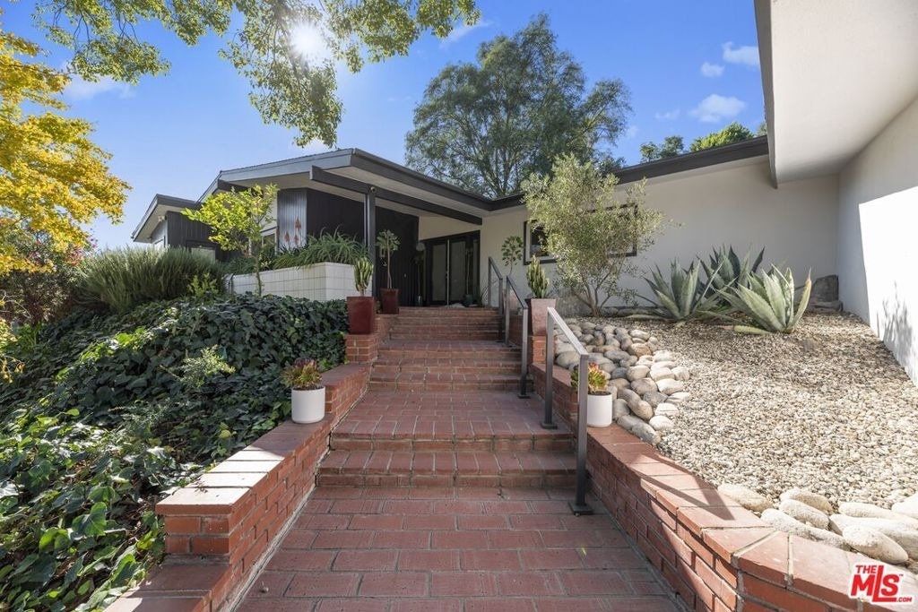8670 Allenwood Road - Photo 33