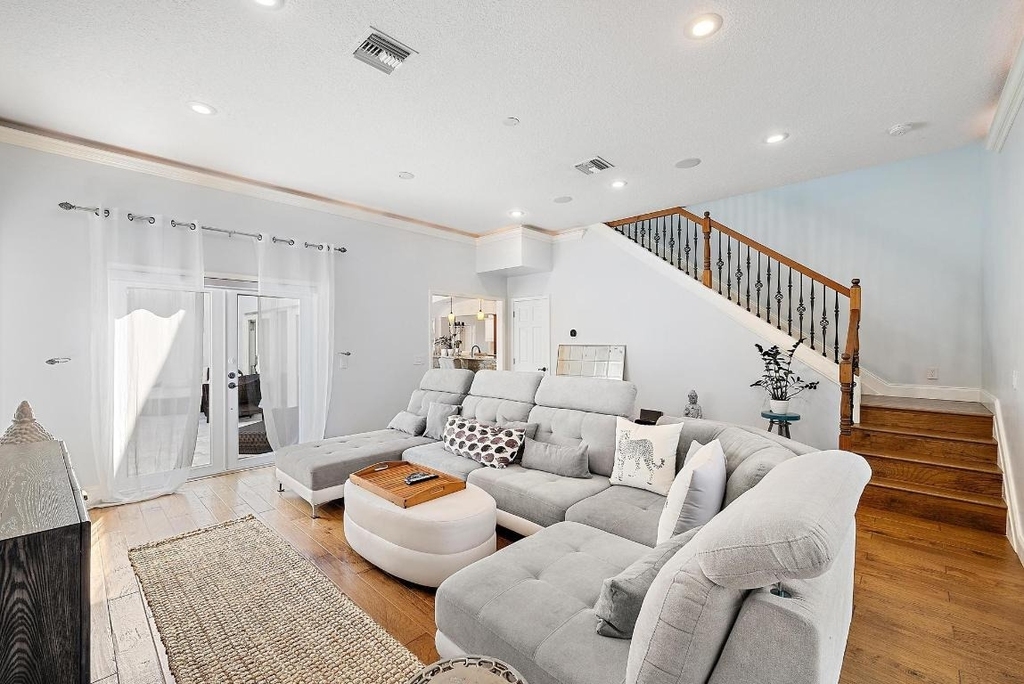 542 N Cypress Drive - Photo 11