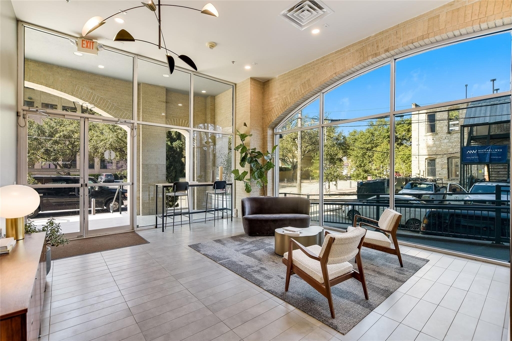 507 Sabine St - Photo 1