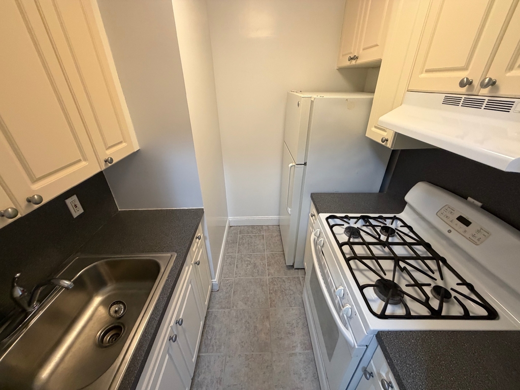 86-15 Ava Place - Photo 1