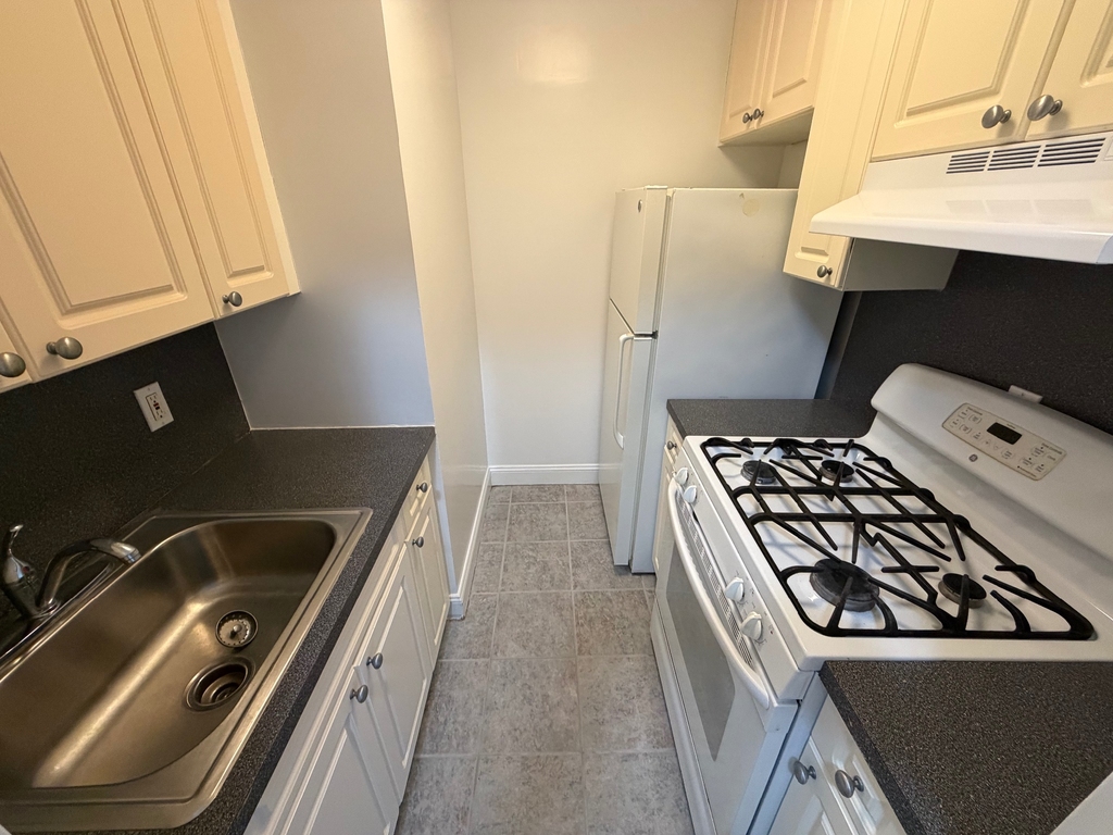 86-15 Ava Place - Photo 0