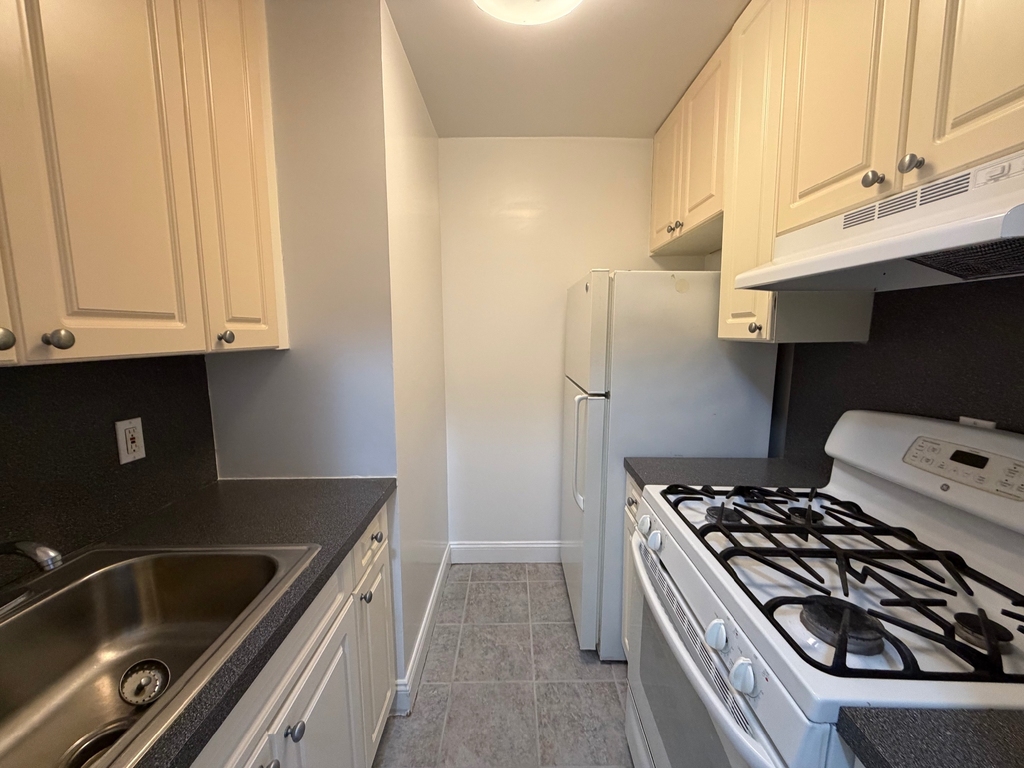 86-15 Ava Place - Photo 2