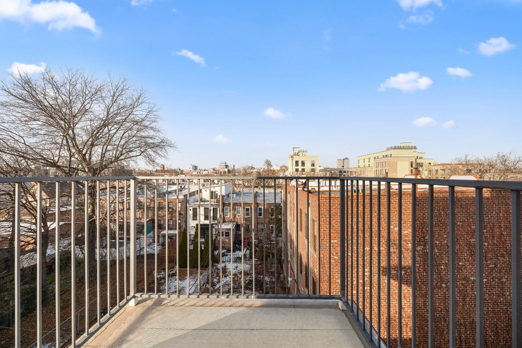 379 Hawthorne Street - Photo 3