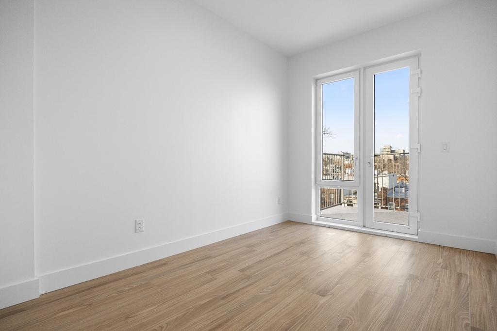 379 Hawthorne Street - Photo 2