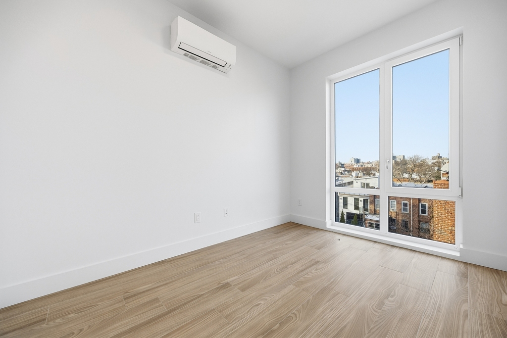 379 Hawthorne Street - Photo 8