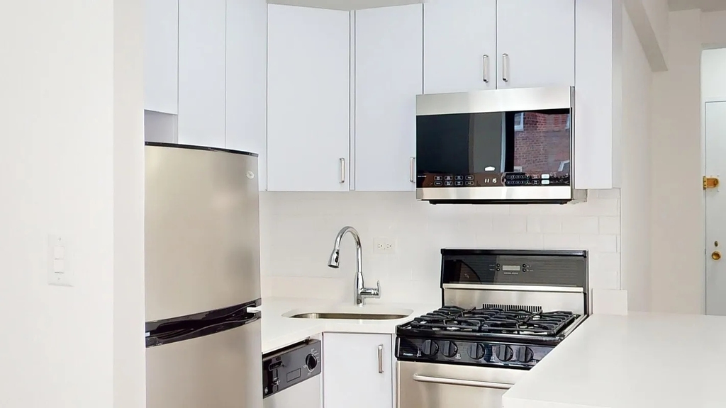 96 5th Avenue - Photo 4