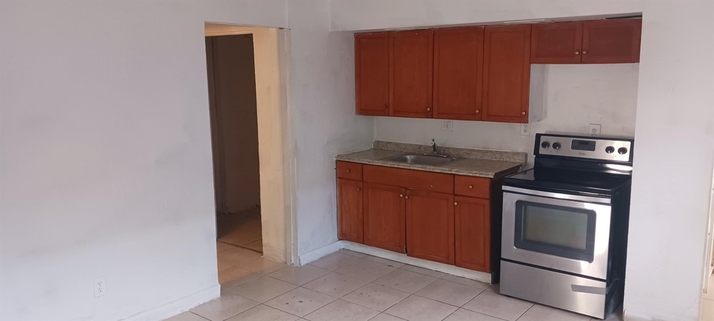 725 N E Street - Photo 1