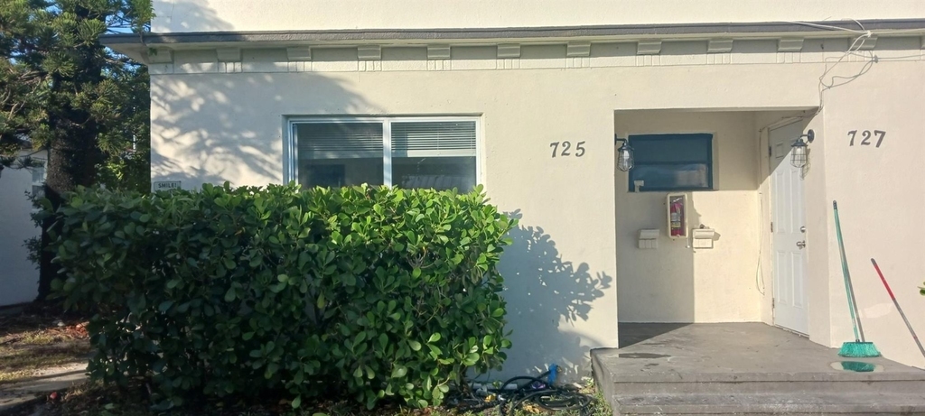 725 N E Street - Photo 0