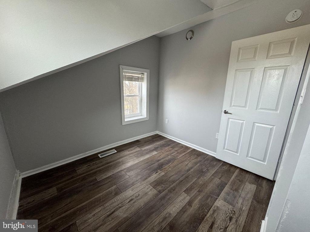 610 E 9th Street - Photo 4