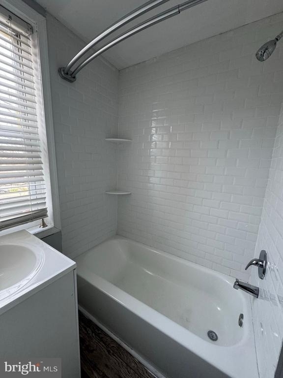 610 E 9th Street - Photo 3
