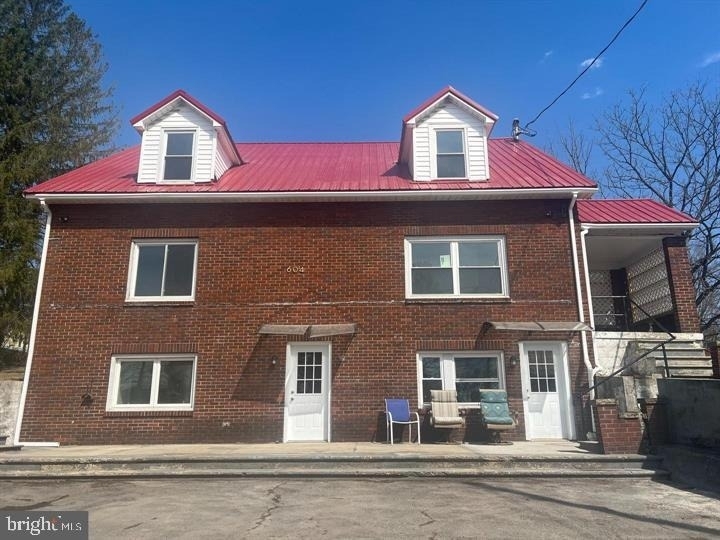 604 E Oak Street - Photo 0