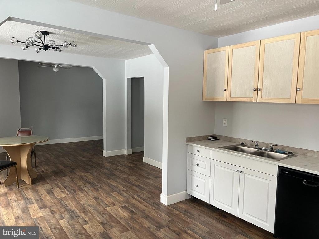 604 E Oak Street - Photo 2