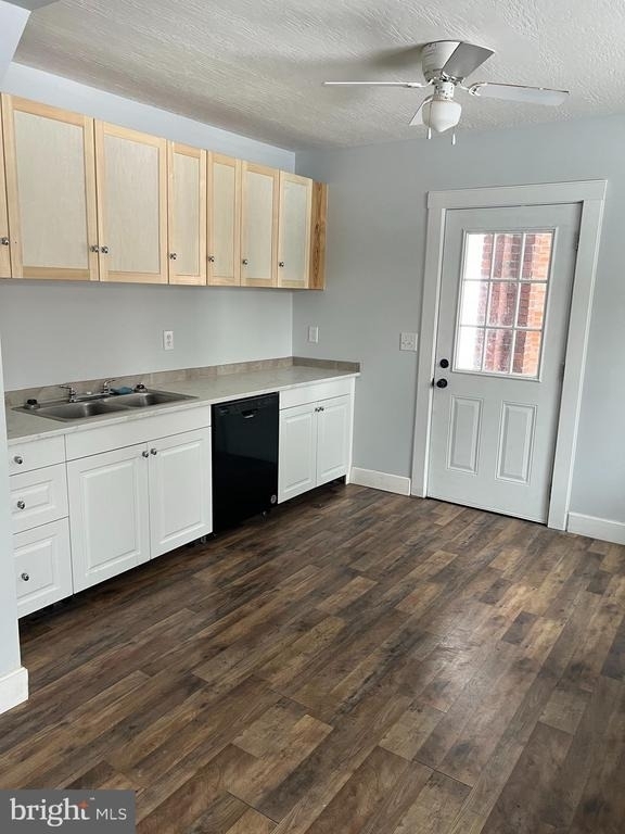 604 E Oak Street - Photo 9