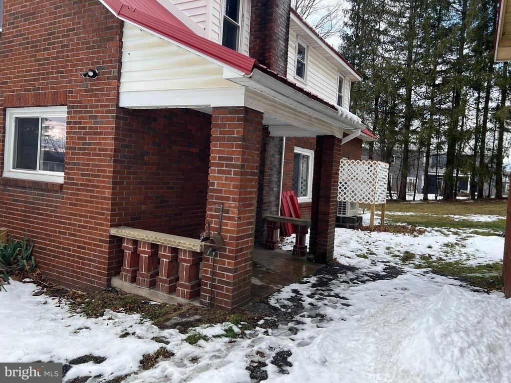 604 E Oak Street - Photo 0