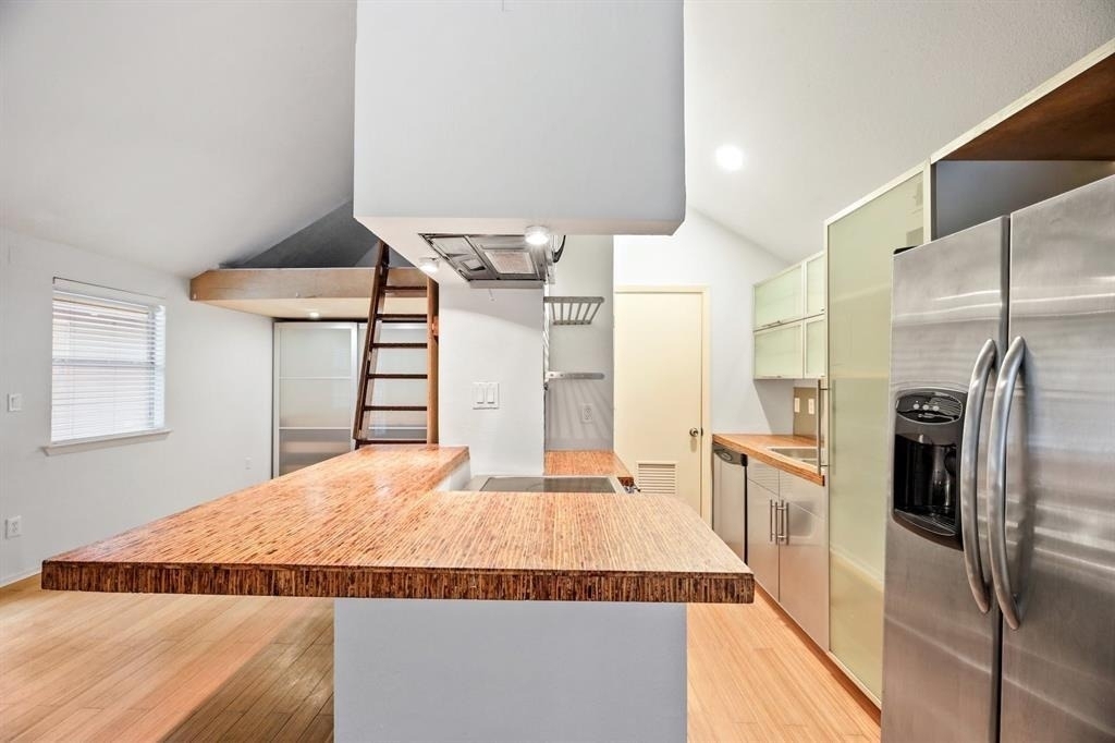1110 W 22nd St - Photo 2