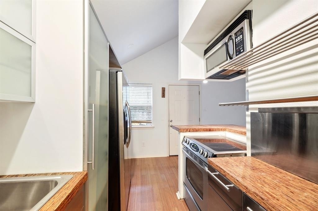 1110 W 22nd St - Photo 3