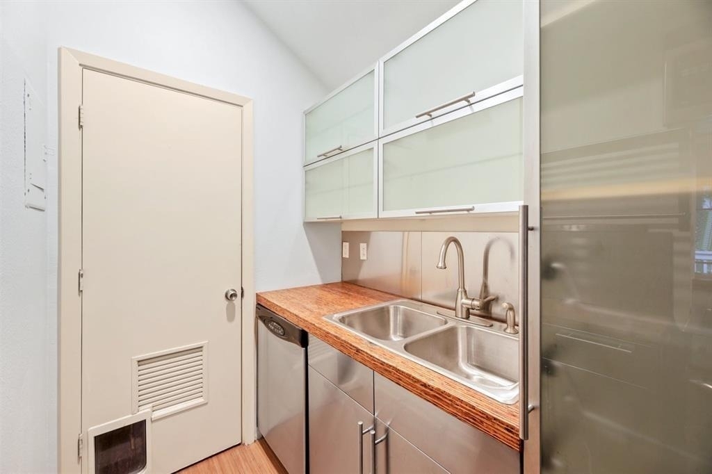 1110 W 22nd St - Photo 4